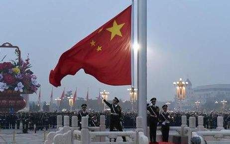 升国旗奏国歌！一天等待后，中国首金的荣耀时刻来了