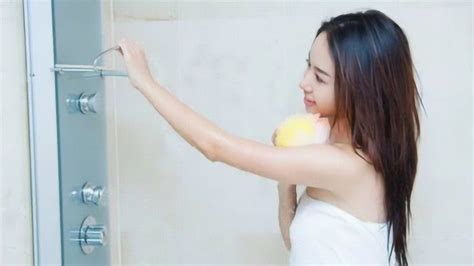 女孩在洗澡时，为什么总喜欢站着排尿？看完涨知识了！