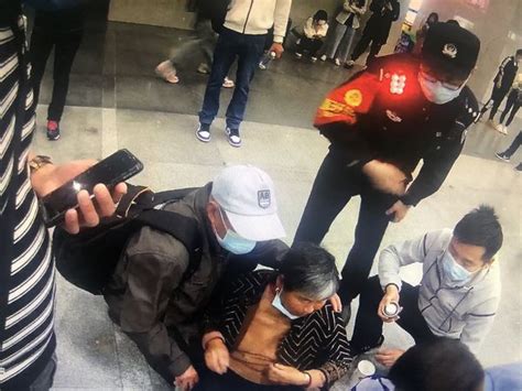 30秒！七旬老人高铁站突然晕倒，上海铁警迅速赶到救助_市政厅_新民网
