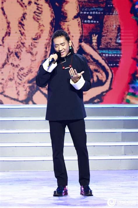 扎西平措亮相康巴卫视藏历年晚会 献唱原创歌曲《阿妈的手》为民族音乐发声_TOM明星