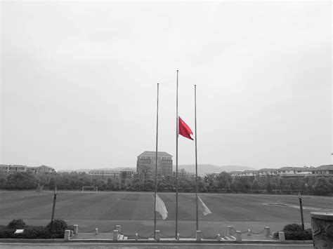 今天，萍乡卫生职业学院校园降半旗志哀