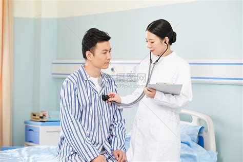 医生用听诊器给病人检查身体高清图片下载-正版图片501386828-摄图网