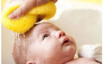 妈妈必知：给宝宝洗头的步骤 - 婴儿期护理保健