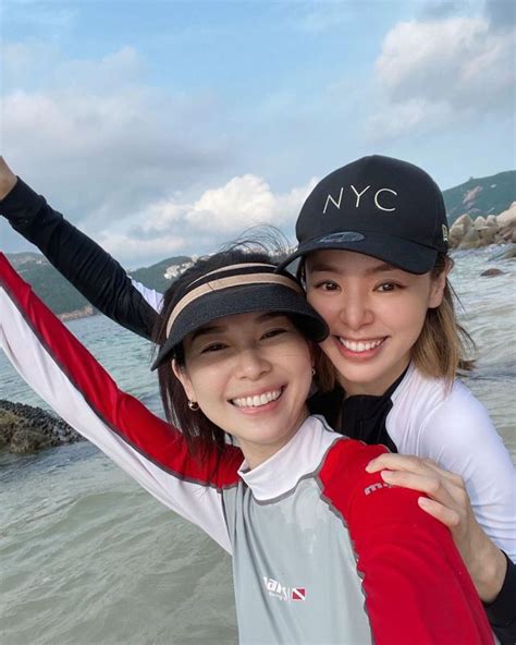 因拍戏而成闺蜜！TVB女艺人谭凯琪携女儿和杨秀惠在海边玩水合影