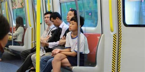 什么让香港妈妈变成“怪兽家长” 剥夺孩子童年_手机新浪网
