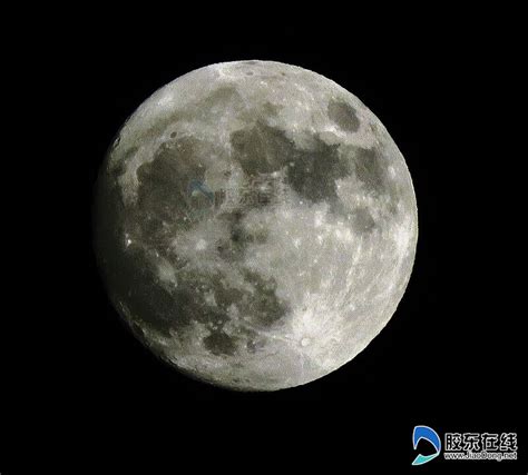 夜晚月亮穿过云层延时4k_宣传片制作案例(编号：58494)_光厂片场(VJshi片场)