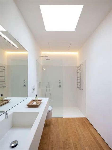 白色透明的浴室，采用了玻璃门的淋浴，没有浴缸，只有淋浴花洒。_装修美图-新浪家居