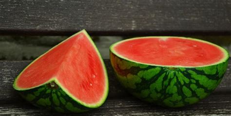 吃西瓜的好处和坏处_西瓜的功效和作用_经期能吃西瓜吗_会导致发胖吗_苹果绿