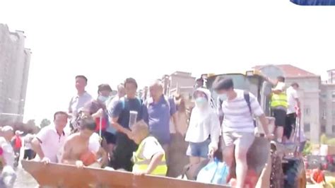 记者直击新乡抗洪救援一线：铲车成为救援“先锋大将”！