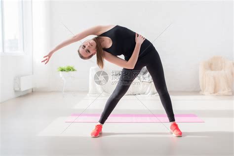 在家做瑜伽伸展的体侧身体弯曲训练的身材健高清图片下载-正版图片503517344-摄图网
