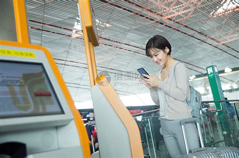 商务女士在机场使用自动售票机高清图片下载-正版图片507649479-摄图网