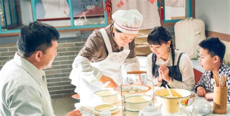 《姥姥的饺子馆》引发三代人回忆 与谁一起吃饺子最幸福？_文体社会_新民网