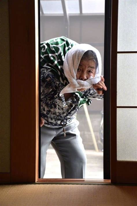 日本90岁老奶奶热爱搞笑自拍，俘获大批年轻观众