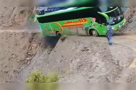 尼泊尔玩命大巴车 死亡山路上司机王者驰骋如飞 不作死就不会死_大巴车_山路_驰骋