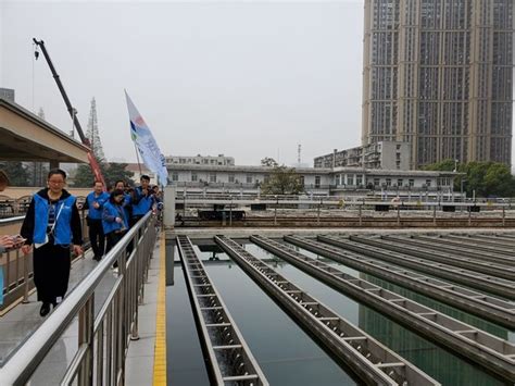 武汉自来水公司连夜为供水设施穿“棉衣”