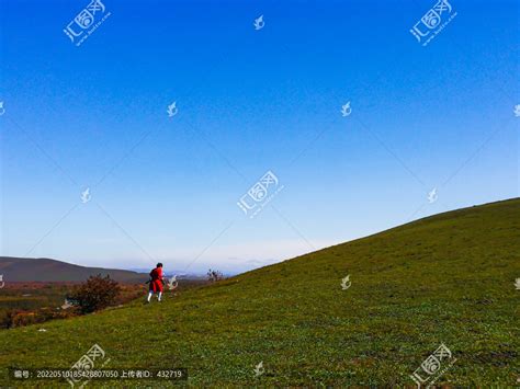 在乡下骑自行车上山的活跃夫妇高清摄影大图-千库网