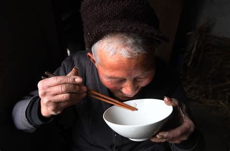 92岁老太路边卖菜，1根烟分3次抽_一手Video-梨视频官网-Pear Video