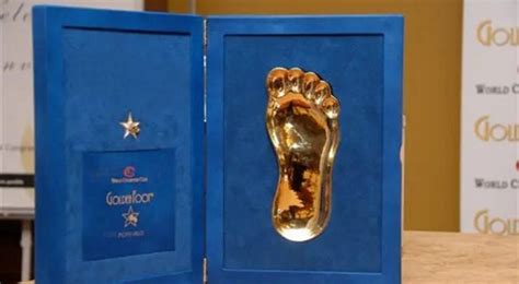 外媒集体致敬梅西：个人荣誉室挂满金球+金靴 领奖与首秀日同期