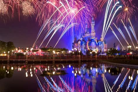 【携程攻略】上海迪士尼度假区奇幻童话城堡景点,城堡白天和晚上不同感觉，只有晚上在灯光下才有梦幻体验。正门左边排…