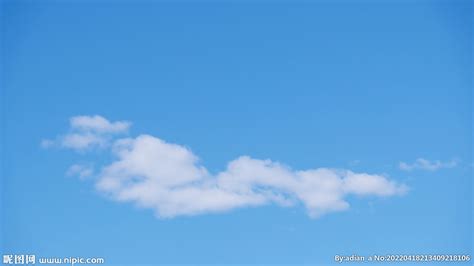 抬头望着蓝天白云的人高清图片下载-正版图片500530205-摄图网