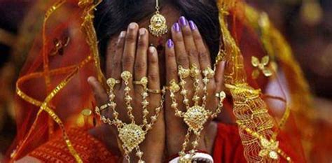 还记得走红的印度美女吗？她穿上印度婚纱后：这才是真正的仙女__财经头条