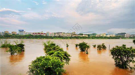 山西乌马河洪水决堤村庄遭淹 15000余人被转移_看现场_看看新闻