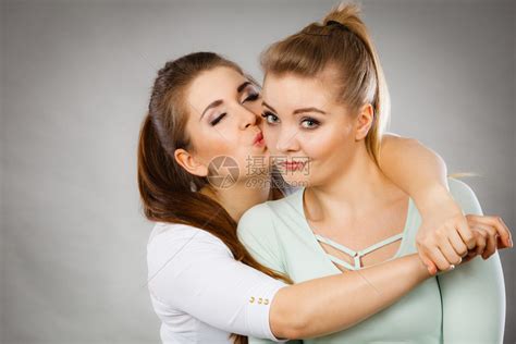 两个女朋友在悲伤拥抱的坏日子互相安慰友谊的概念女人拥抱她悲伤的女朋友高清图片下载-正版图片305035757-摄图网