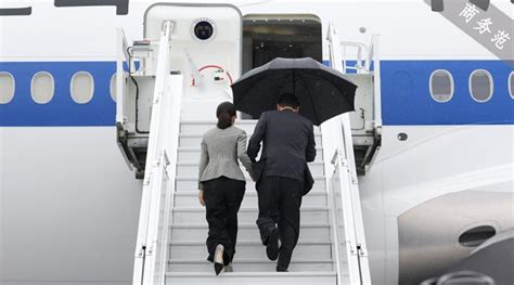 韩国总统爱妻人设崩塌！抢走伞让妻子淋雨超尴尬，网友：跟川普一模一样_凤凰网资讯_凤凰网