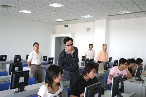 陈洪视察本科生计算机基本技能培训与测试考场-综合新闻-南开大学