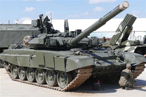 “军队2018”军事论坛即将开幕 各种坦克已经进入会场