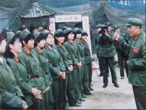 解放军女兵进行队列训练时的侧影照：侧面看队列就是一条笔直的线