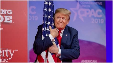 特朗普紧抱美国国旗：2020年大选，我将大获全胜！_国际新闻_环球网
