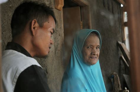 不畏世俗！印尼27岁小伙娶67岁老太 - 千奇百怪 - 华声论坛