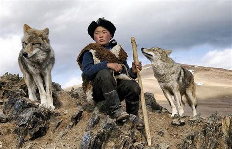 摄影师记录中亚游牧民与野生动物相互依存的生活