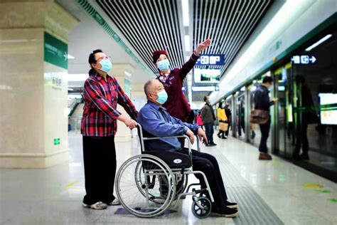 火车站两旅客行动不便，“春燕”服务队带来轮椅护送上车