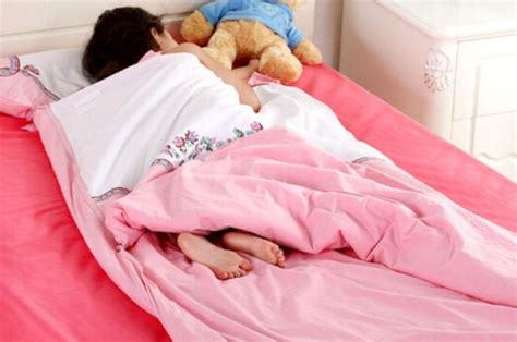 婴儿睡觉盖被子标准（晒被子不过午）-幼儿百科-魔术铺