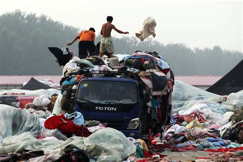 中国回收的旧衣服，出售到非洲之后，最终会变成什么样？-搜狐大视野-搜狐新闻