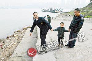 孩子落水被救父亲苦寻恩人半年 公交车上偶遇[1]- 中国在线