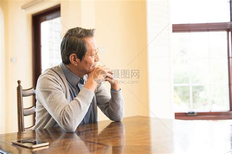 休闲追求安静70多岁老年男人独处高清图片下载-正版图片501934379-摄图网