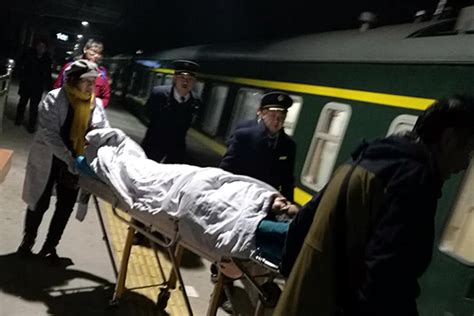 老人在南宁地铁站内摔倒 之后出现的这一幕获赞无数_新浪广西_新浪网