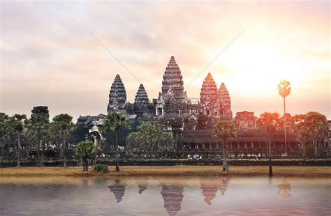 吴哥窟的日出,高棉寺庙建筑群的部分,东南亚的古代地标礼拜场所受游客的欢迎西姆收获,柬埔寨高清图片下载-正版图片300176779-摄图网