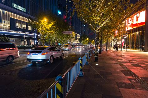 市中心繁华商圈夜景高清图片下载-正版图片500177314-摄图网