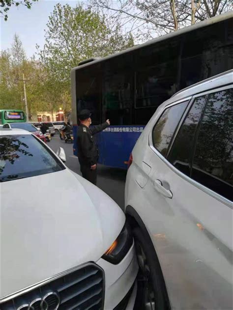 两车轻微刮蹭导致交通拥堵，郑州巡防积极参与调解-中华网河南