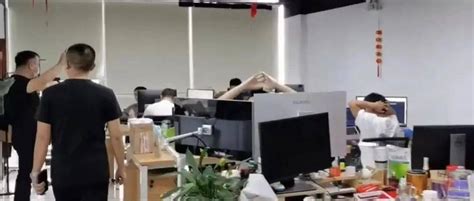 互联网职员办公桌—员工区工位采购—年轻活力办公桌配色-江苏科尔办公家具