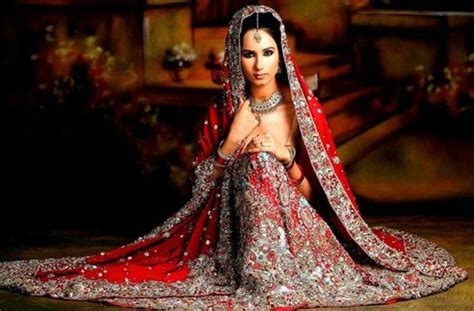 小神马娶印度国宝女星，这婚礼一搞搞5天，新娘头纱都要比我房子大啊！