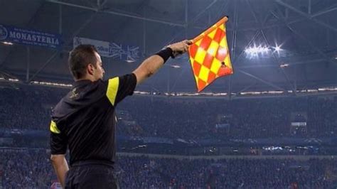 足球规则：助理裁判员旗示信号！