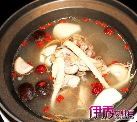 【咽喉炎煲什么汤喝】【图】咽喉炎煲什么汤喝可以治疗 10大食疗方缓解咽喉炎_伊秀健康|yxlady.com