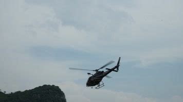 现场视频：肯尼亚一直升机多次起飞失败后坠落 目击者尖叫_凤凰网视频_凤凰网