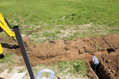 挖掘机为管道挖沟开挖高清图片下载-正版图片505656074-摄图网