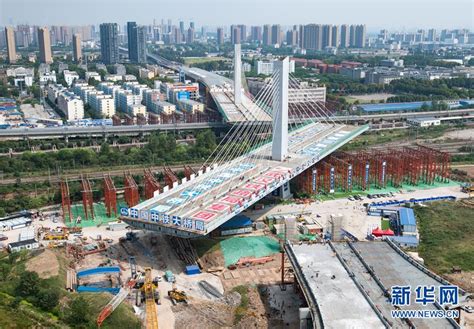武汉一座3.6万吨桥梁顺利转体跨越11条铁路线_云南网